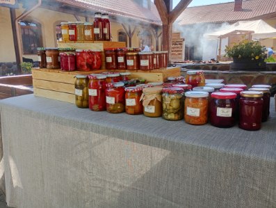 Stoisko Walorczykówki z lokalnymi przetworami